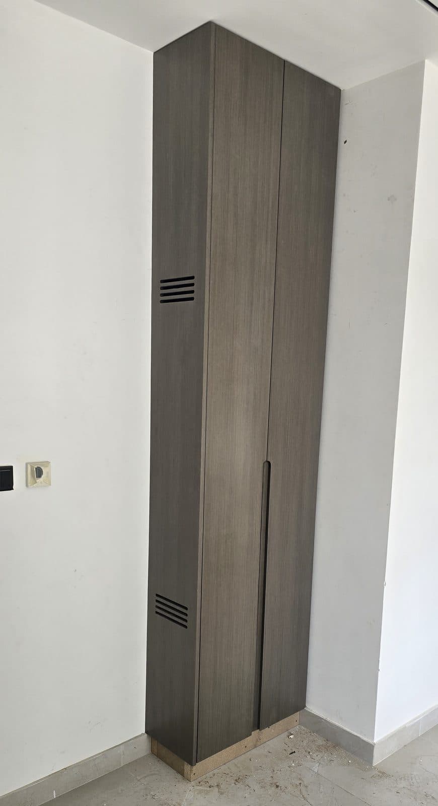 لوحة توزيع مكشوفة في ممر سكني — قبل